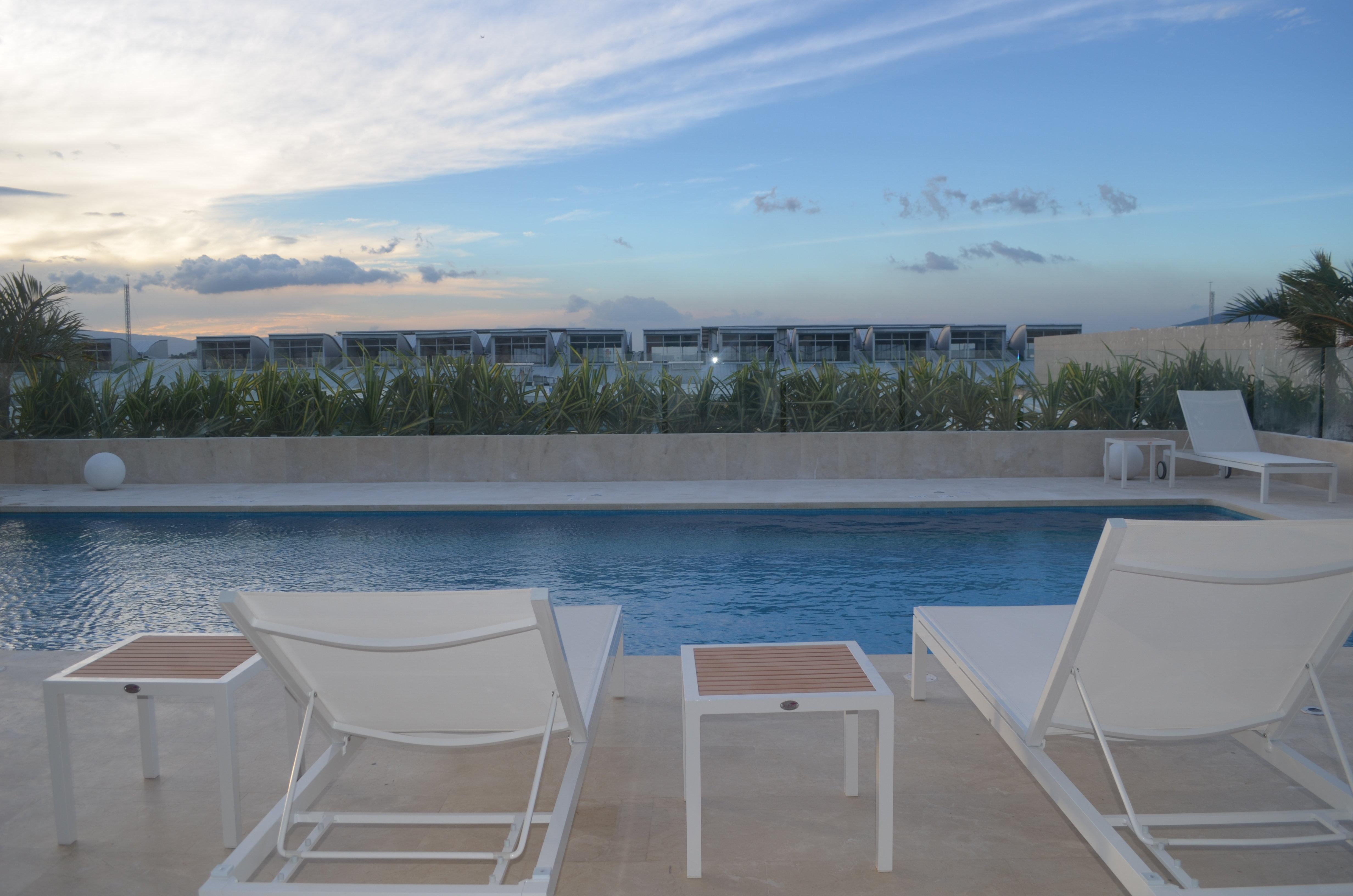 Holiday Inn Cucuta By Ihg Eksteriør bilde Rooftop pool at the Hotel