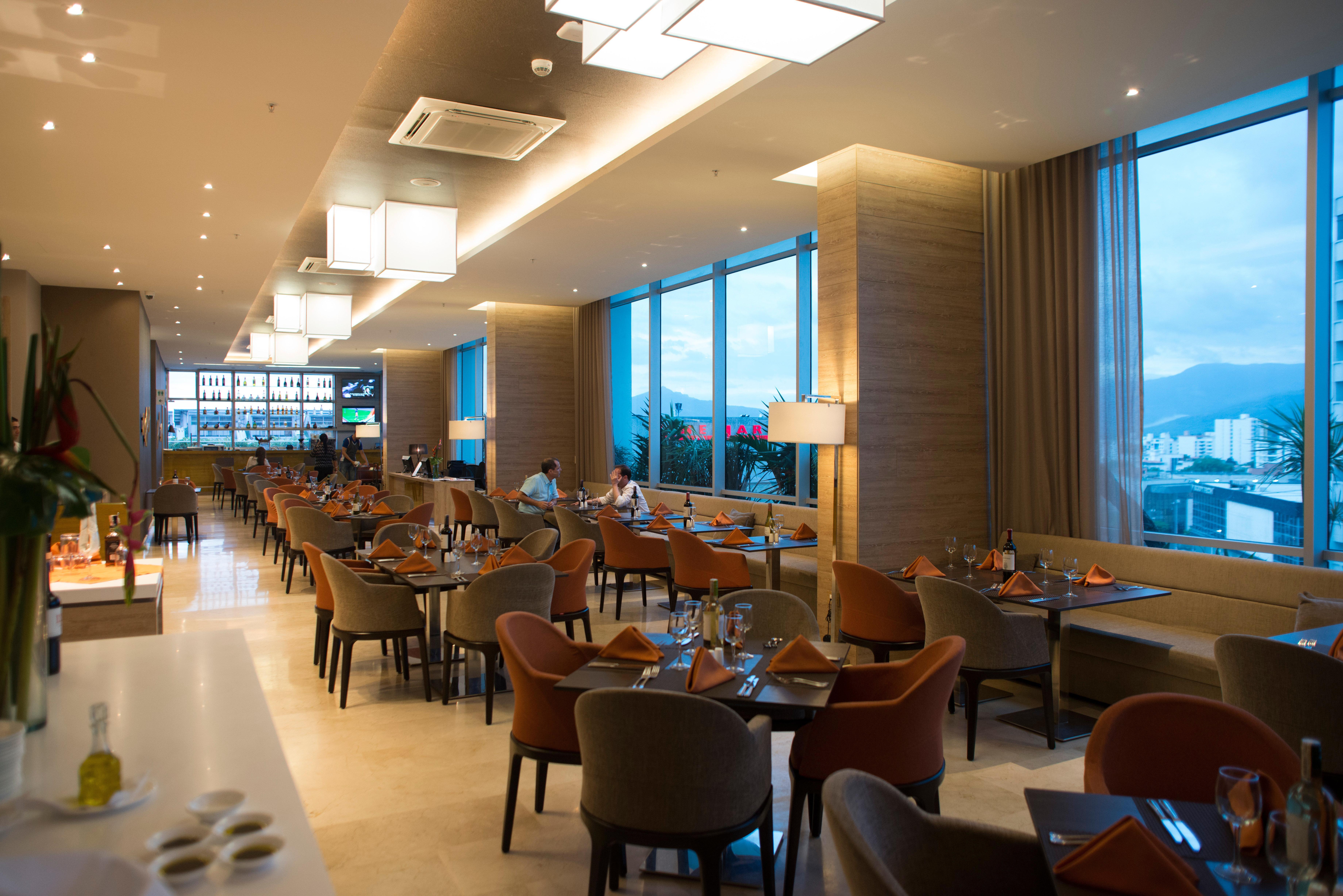 Holiday Inn Cucuta By Ihg Eksteriør bilde The Club Lounge at Hong Kong International Airport