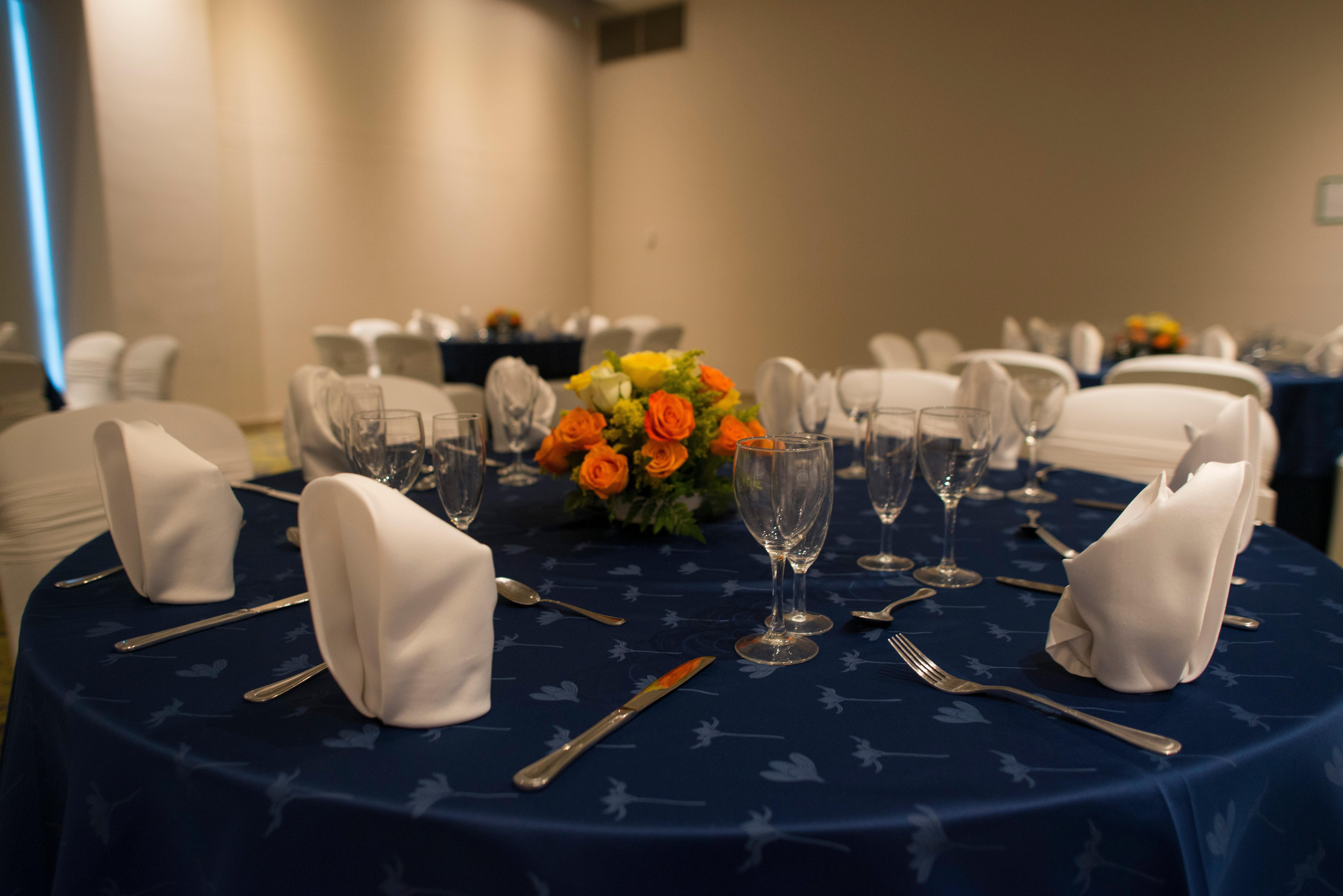 Holiday Inn Cucuta By Ihg Eksteriør bilde A table set for a formal dinner